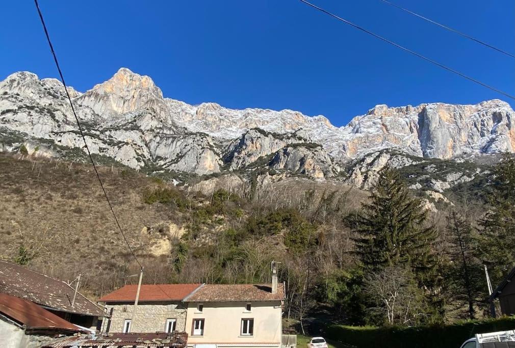 Entre La Montagne Et La Riviere Lägenhet Sinsat Exteriör bild